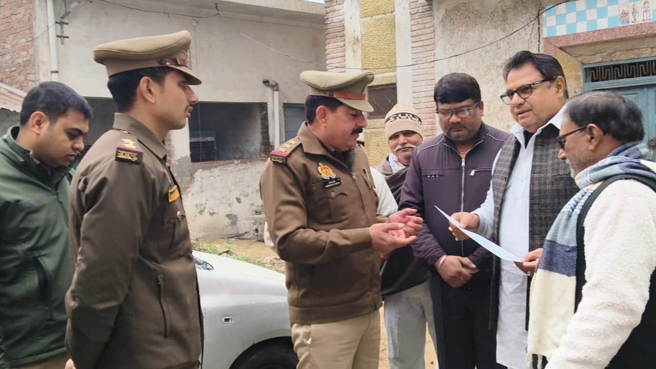 पुलिस कर्मियों से वार्ता करते शहर में हाउस अरेस्ट किए गए कांग्रेस कार्यकर्ता। स्रोत- कांग्रेस