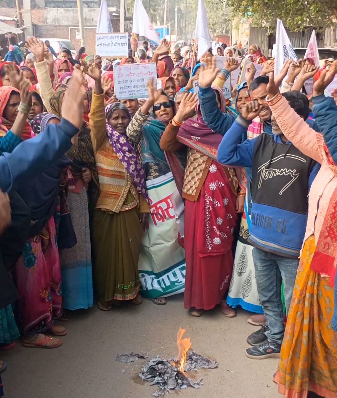 A rally was taken out to protest against the new MNREGA bill and a memorandum was submitted.
