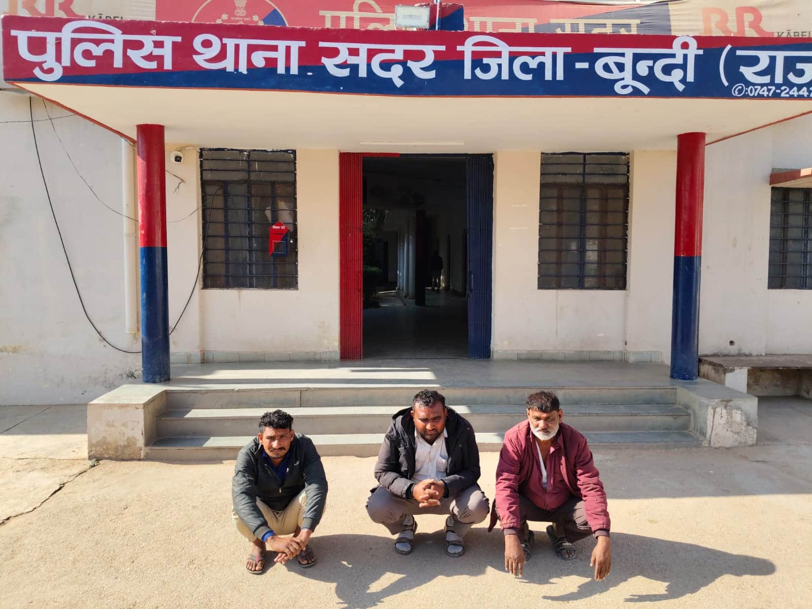 नकली सोना देकर धोखाधड़ी के मामले में पुलिस तीन आरोपियों को हिासत में लिया