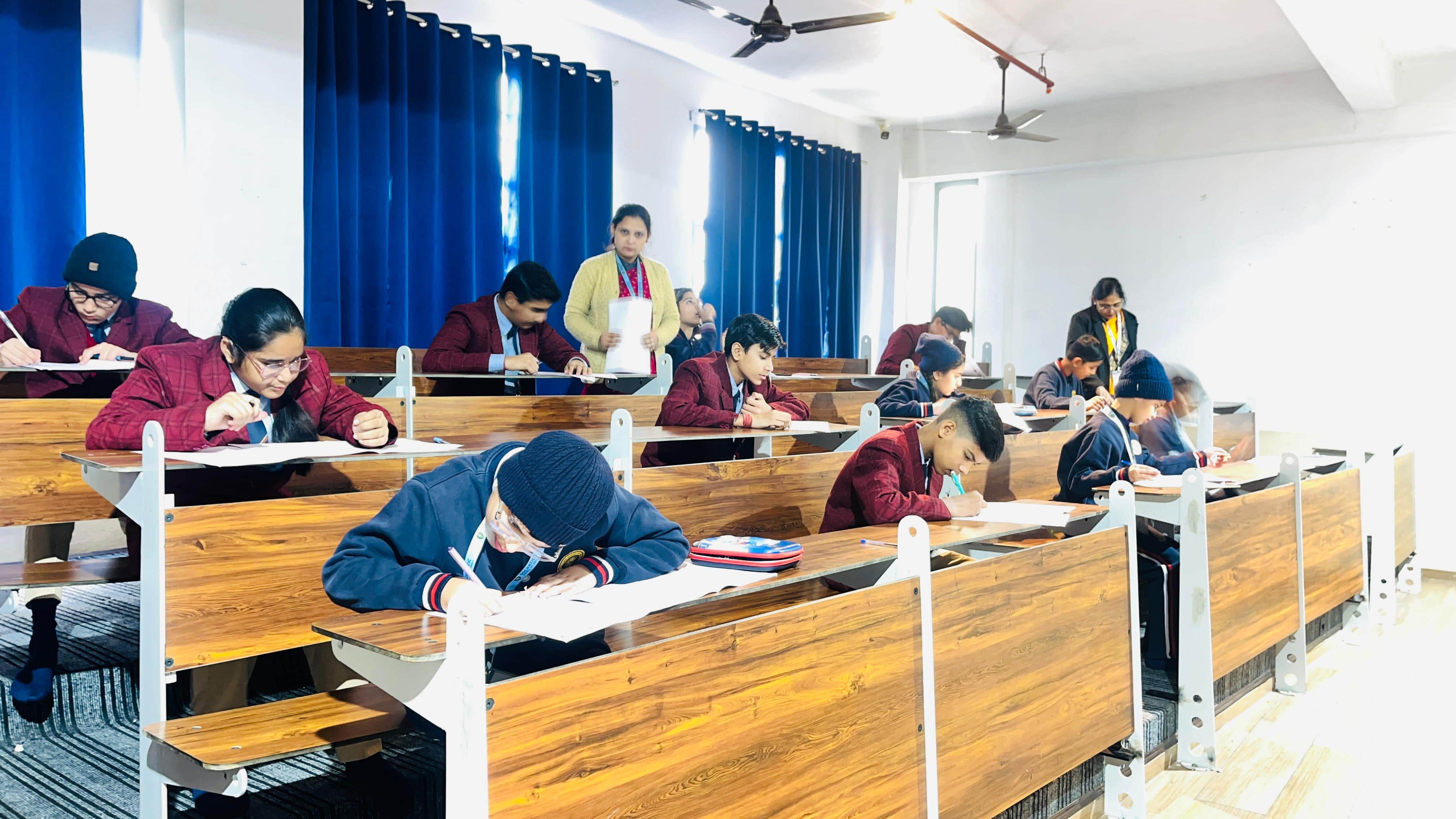 सोक्रेटिक आफ इंडिया सिक्का में अमर उजाला ओलंपियाड सामान्य ज्ञान की परीक्षा देते छात्र छात्राएं।