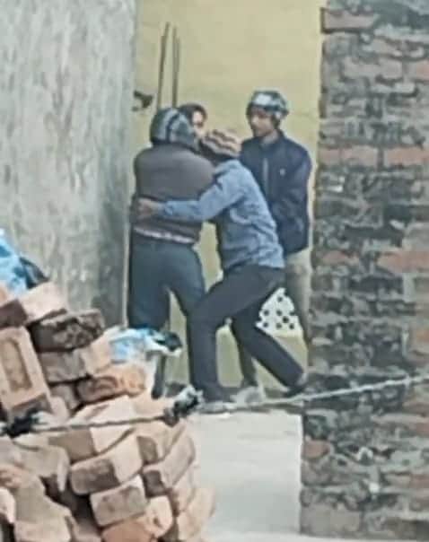 सराय खानम में विद्युत कर्मियों के साथ हाथापाई करते ग्रामीण। वीडियोग्रेब