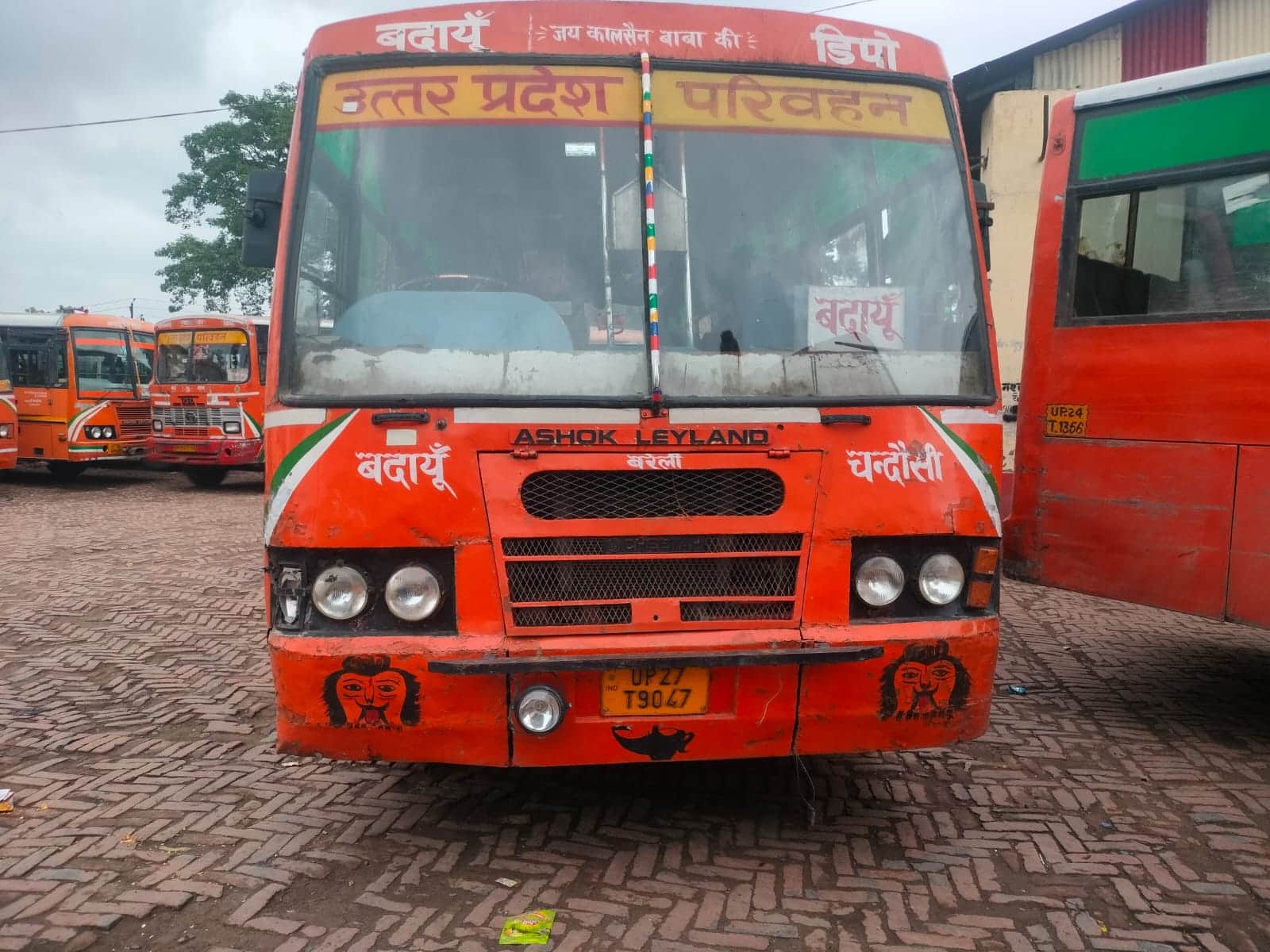 स्टेशन पर खड़ी रोडवेज बसें। संवाद