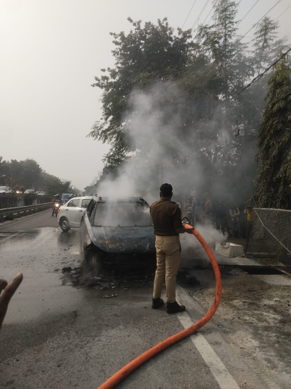 Car caught fire, driver saved his life by jumping out