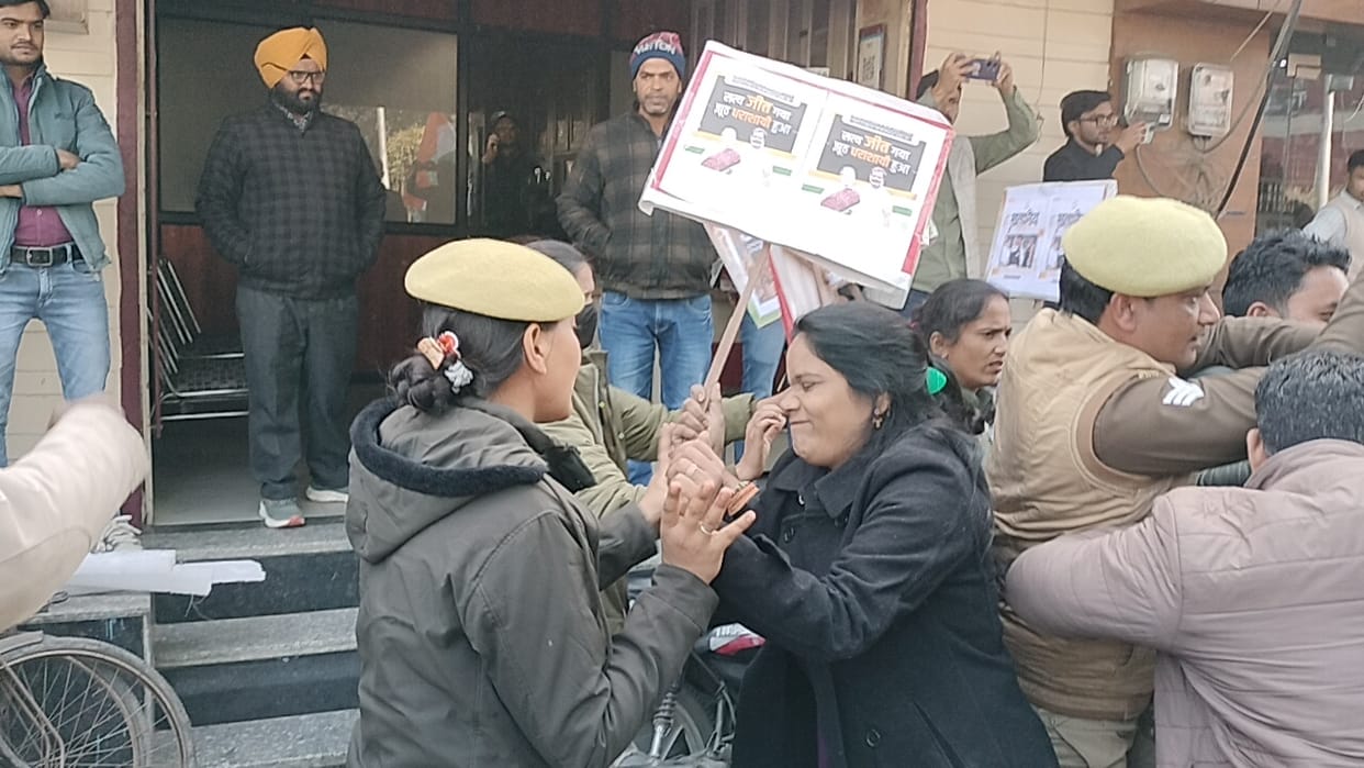 Congress workers, who were going to gherao the BJP office, were stopped by the police, leading to a heated confrontation.