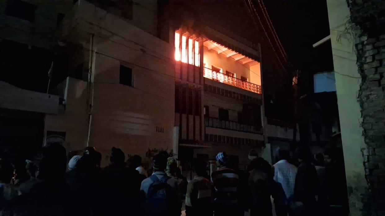Fire broke out on the second floor of the house, suspected to be due to short circuit.