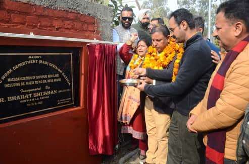 शहर में विकास कार्यों का उद्घाटन करते विधायक डॉ भारत भूषण संवाद