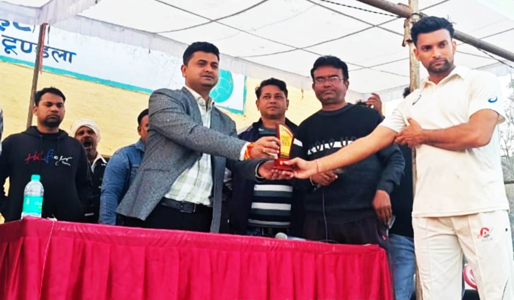 टूंडला में मैन ऑफ द मैन का पुरस्कार देते उप मुख्य यातायात प्रबंधक अमित आनंदसंवाद