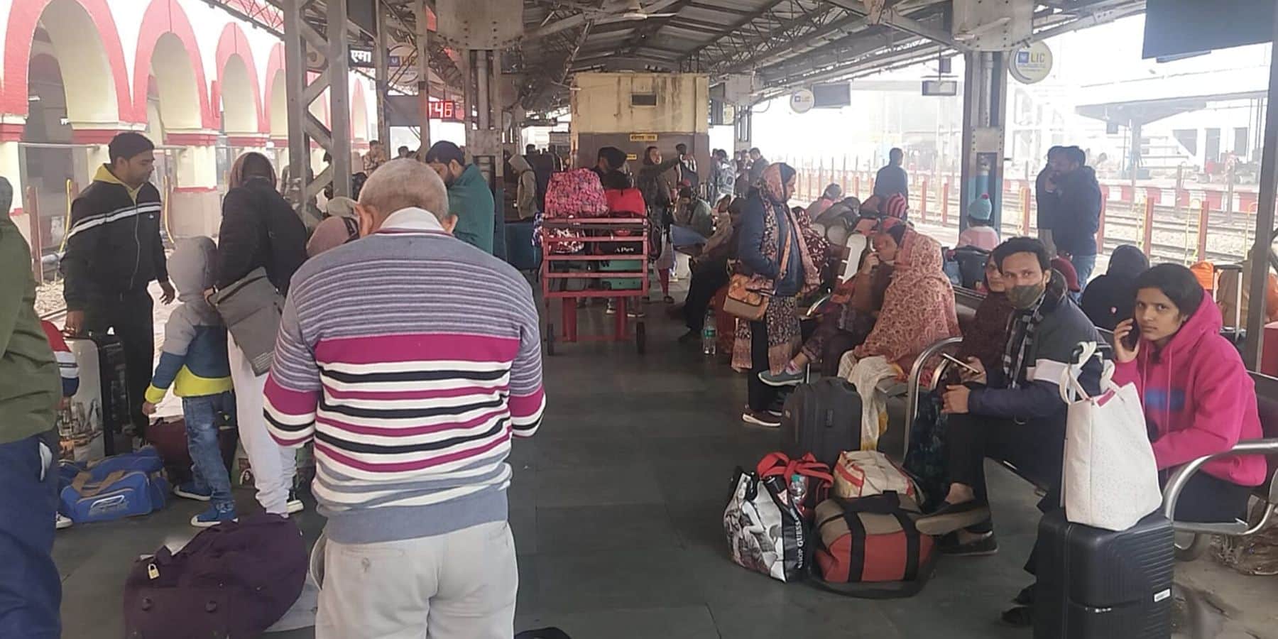  टूंडला स्टेशन पर ट्रेनों के इंतजार में बैठे रेलयात्रीसंवद