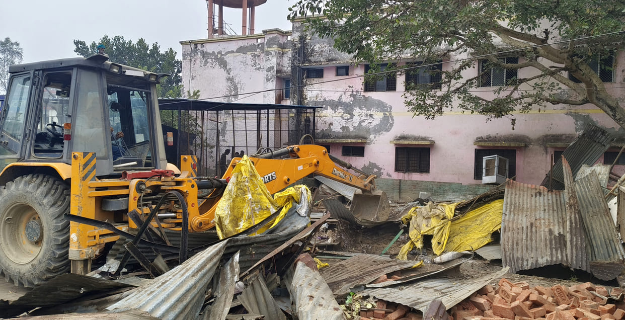 Illegal shops adjacent to the hospital were demolished.