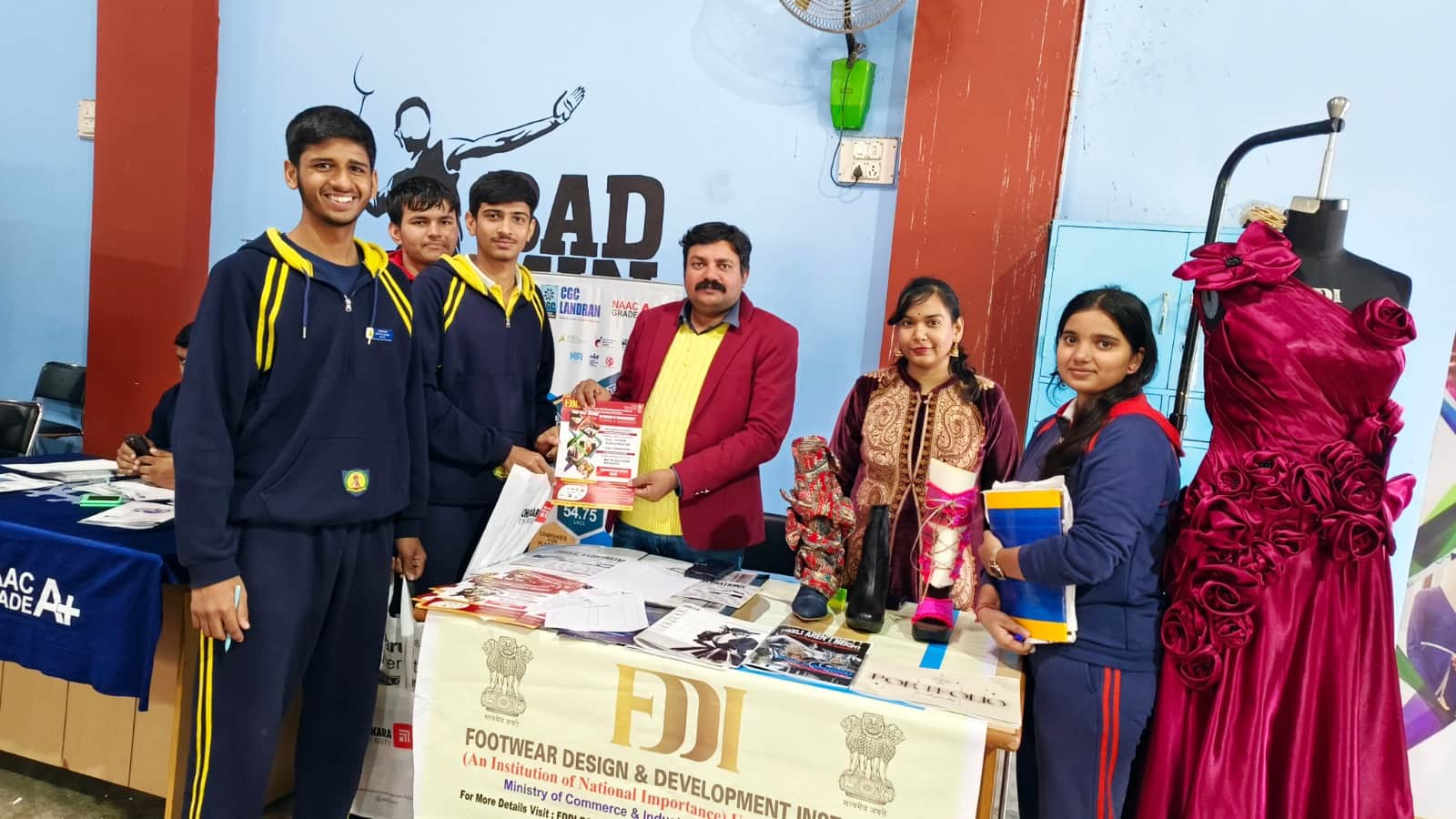 द आर्यन ग्लोबल स्कूल में आयोजित शिक्षा मेले में उपस्थित विद्यार्थी व स्टाफ। स्रोत : स्कूल