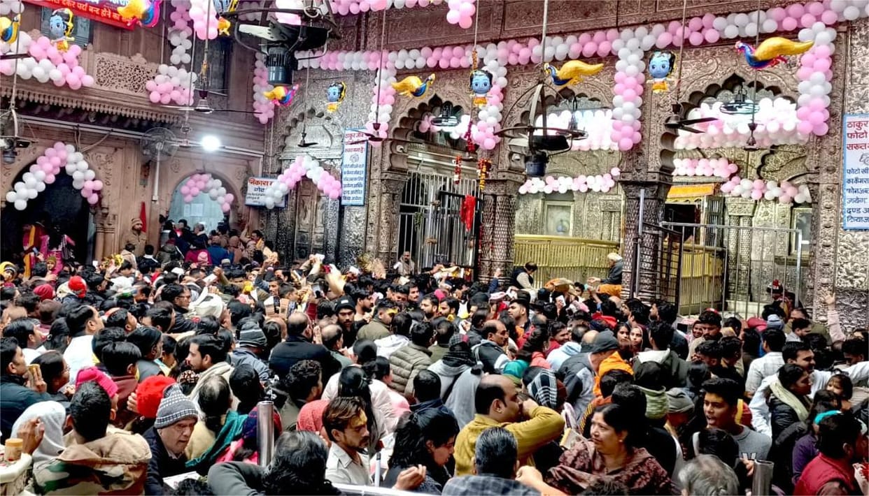female devotee fingers were broken at Banke Bihari temple in mathura