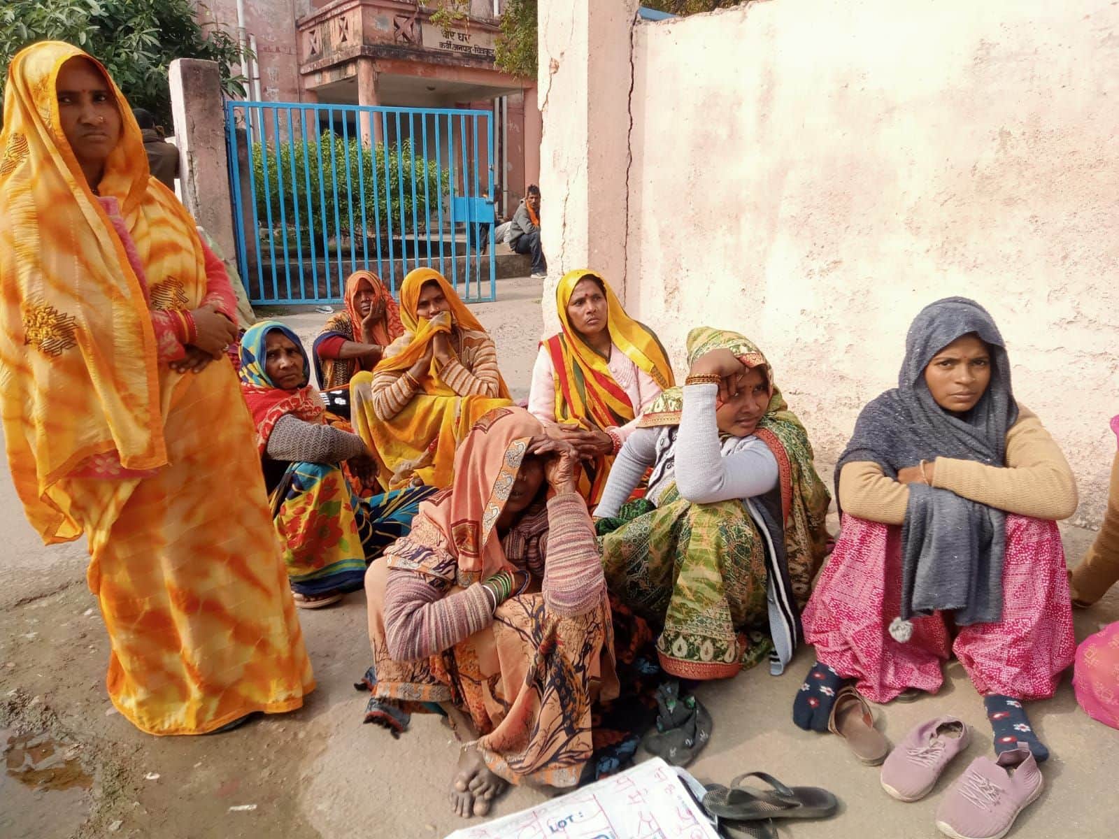 12 सीकेटीपी-20- परिचय- घटना के बाद गमगीन परिजन। संवाद