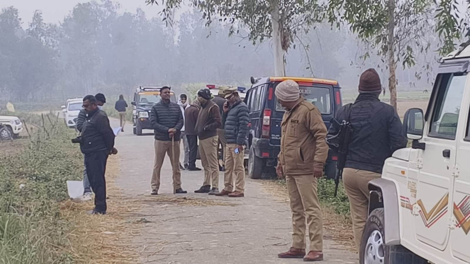 16-पटरंगा के मुरादाबाद गांव के पास युवक की हत्या के बाद छानबीन में जुटी पुलिस।-संवाद