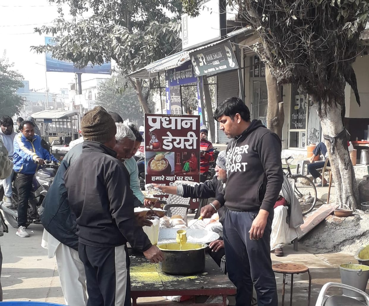 On Amavasya (new moon day), kadi-chawal (a dish of yogurt-based curry and rice) was distributed to passersby as prasad (religious offering).