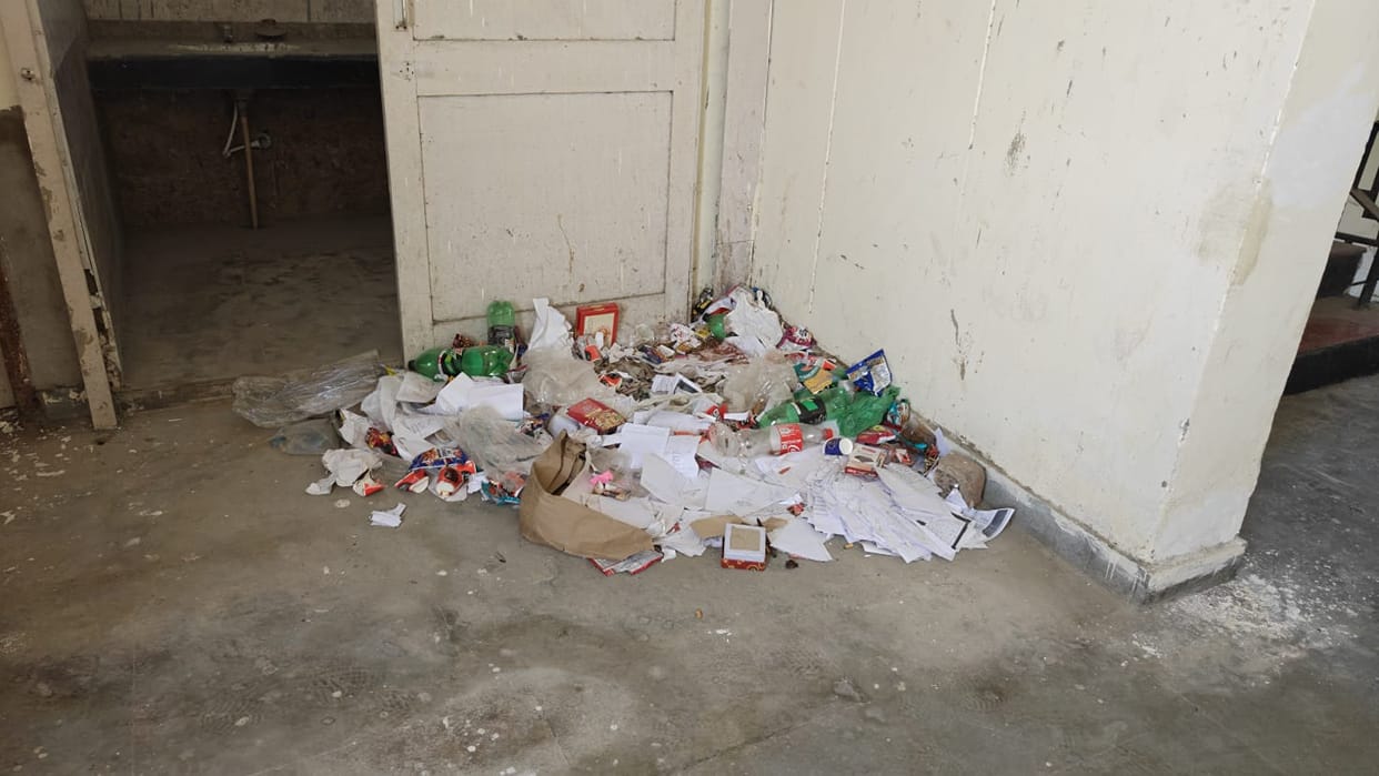 Accumulated dirt in the toilets of the mini-secretariat, and piles of garbage scattered everywhere.