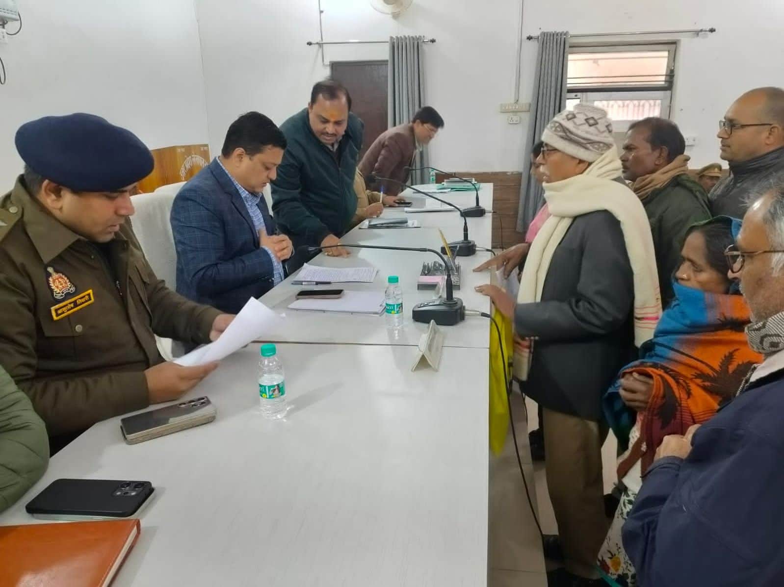 27 आर- तहसील सदर में आयोजित जिला स्तरीय संपूर्ण समाधान दिवस में शिकायत दर्ज कराते फरियादी-संवा