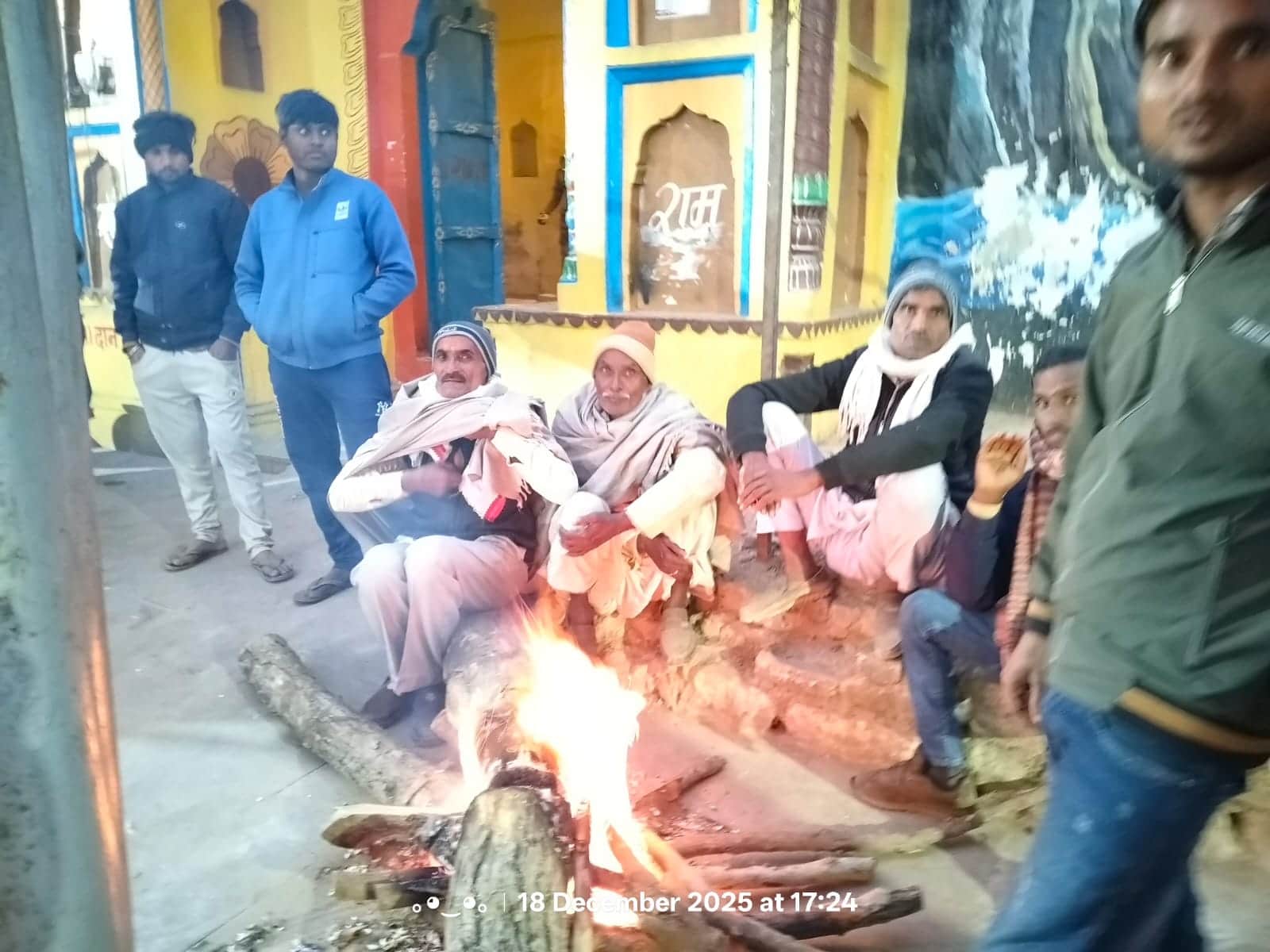 28 सीकेटीपी-10- परिचय -शीतलहरी के बीच कामदगिरी परिक्रमा मार्ग पर अलाव तापते श्रद्धालु। संवाद