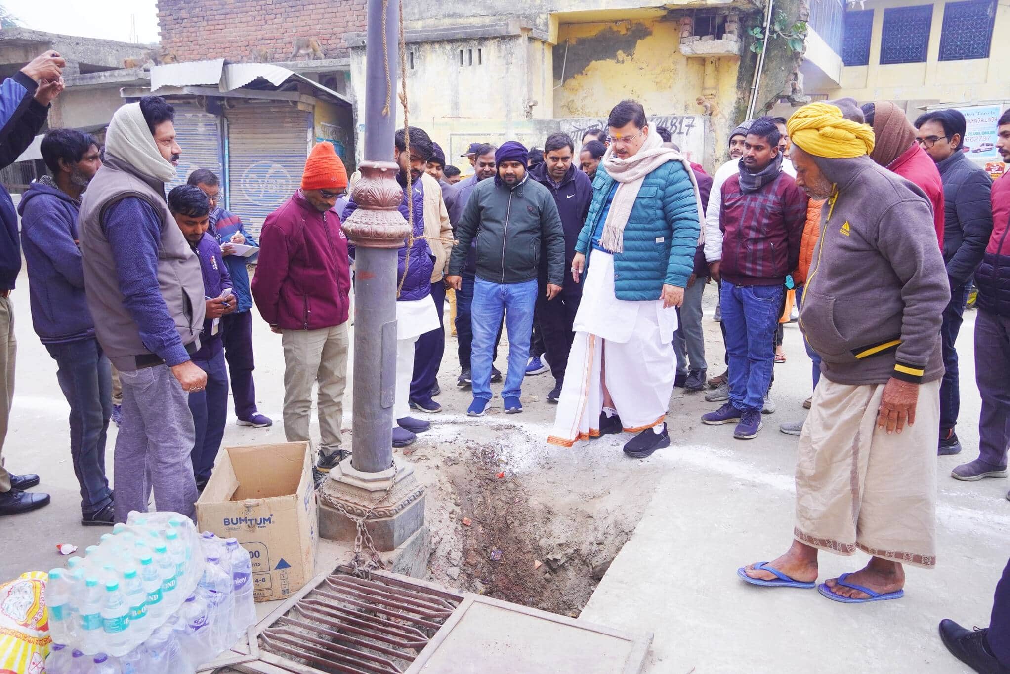 4- नगर की सरकार-आपके द्वार अभियान के तहत निरीक्षण करते महापौर- नगर निगम