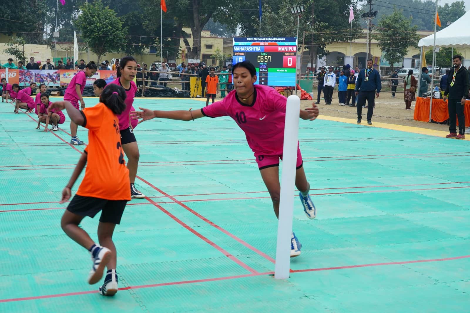 43-खो खो प्रतियोगिता में जीत के लिए संघर्ष करते खिलाड़ी।-संवाद