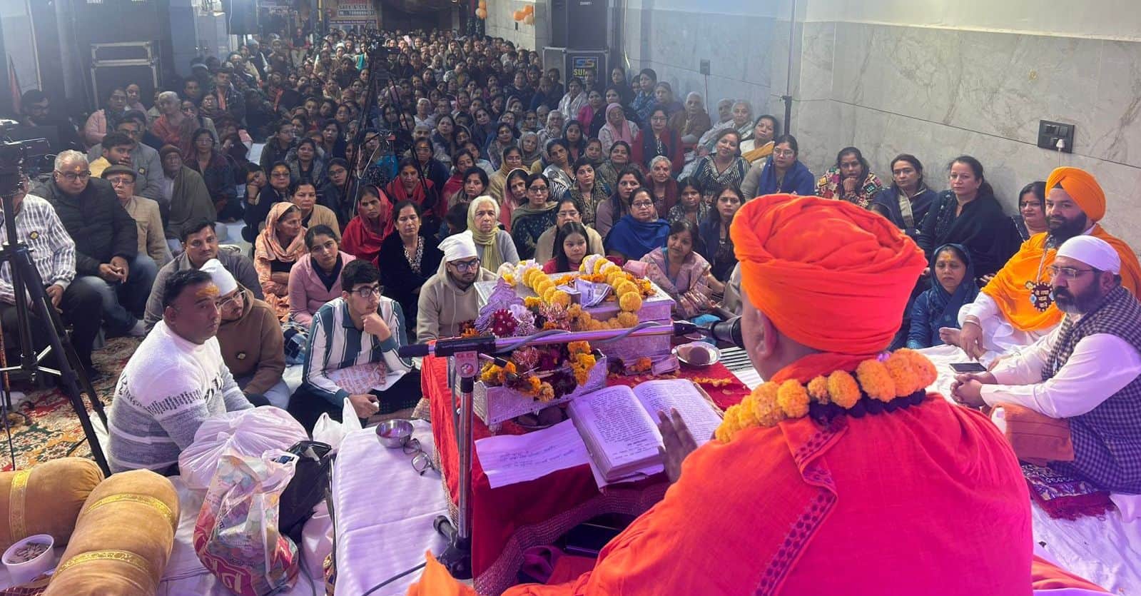 51...डीएलएफ काॅलोनी में श्रीमद्भागवत महापुराण यज्ञ कार्यक्रम में कथा सुनाते स्वामी विश्वेश्वरान