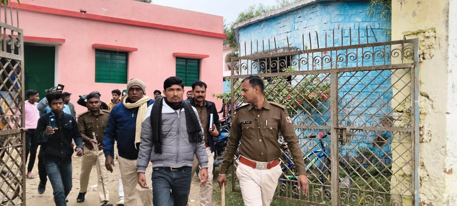 आरोपी शिक्षक को पकड़ कर ले जाती पुलिस