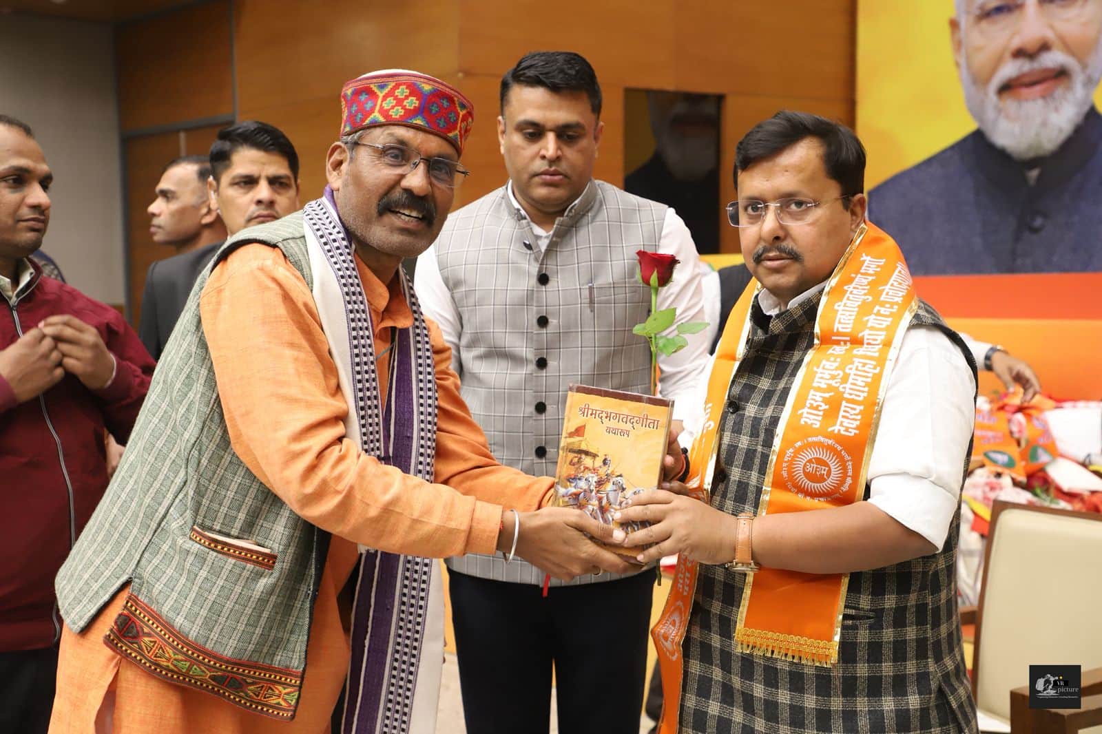 भाजपा के राष्ट्रीय कार्यकारी अध्यक्ष नितिन नबीन के कार्यभार ग्रहण करने पर गीता ग्रंथ भेंट करते 
