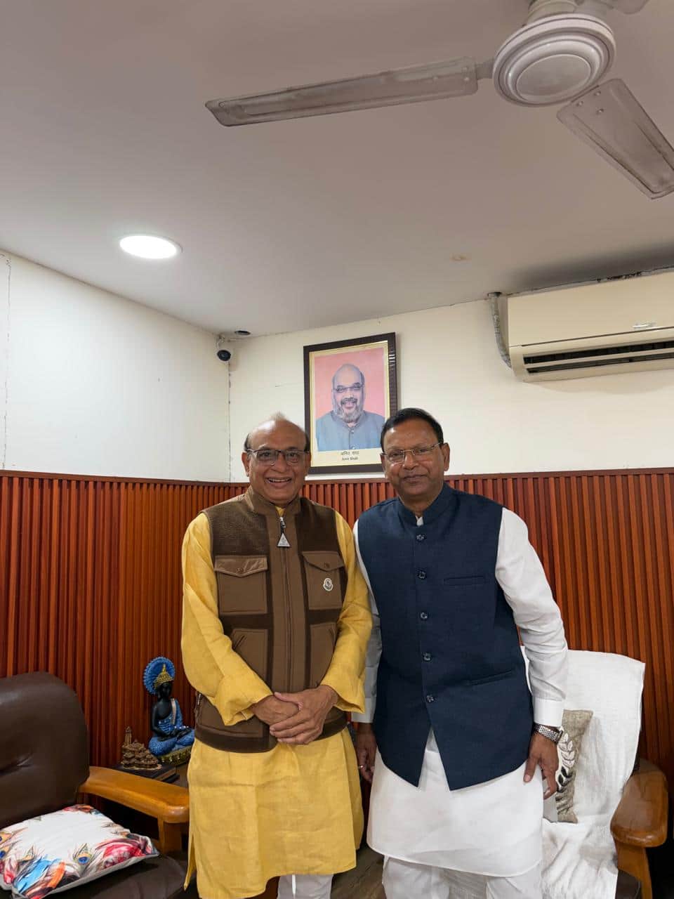 भाजपा प्रदेश अध्यक्ष से मिलते एमएलसी बागीश पाठक। स्रोत- स्वयं