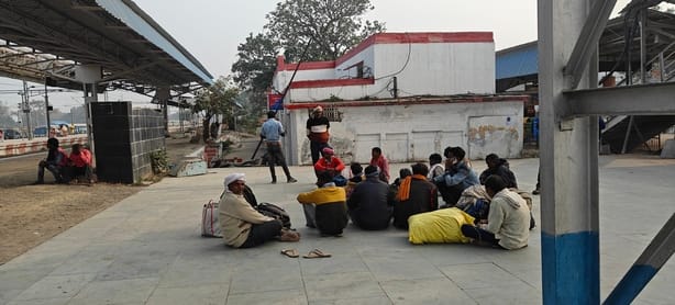 Fog halts train movement, Vaishali Express arrives eight hours late