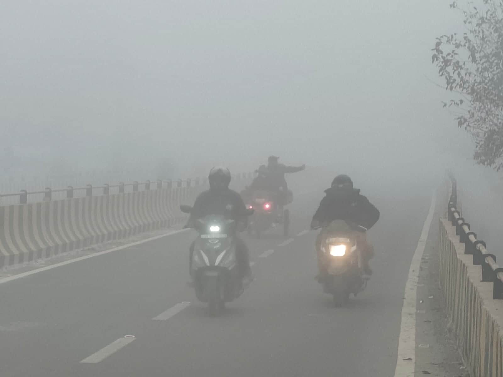 भाड़ावास मार्ग पर सुबह के समय धुंध की वजह से लाइट जलाकर सफर करते वाहन चालक। संवाद