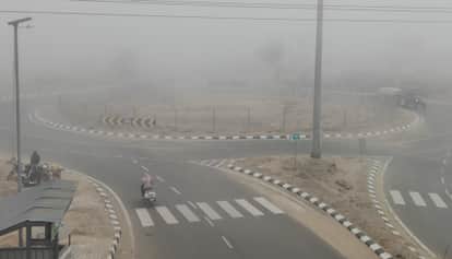 Morning and evening fog and cold winds have increased the chill, and even the afternoon sun is failing to provide relief.