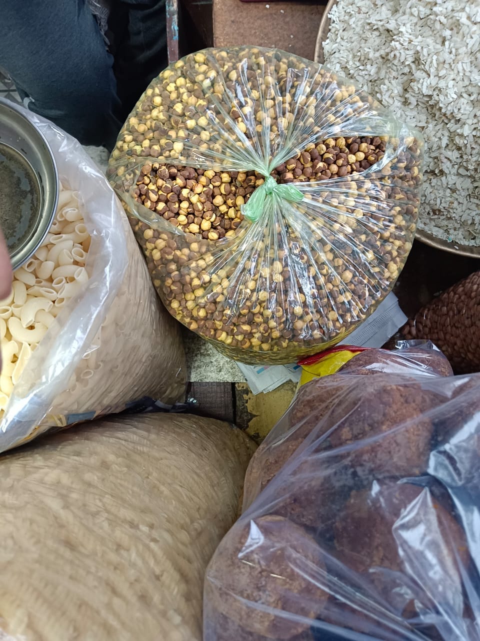 बाजार में बिक रहा भुना चना