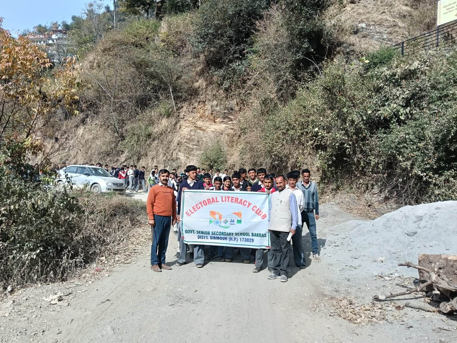 बकरास स्कूल में मतदाता जागरूकता रैली निकालते बच्चे। स्रोत: स्कूल