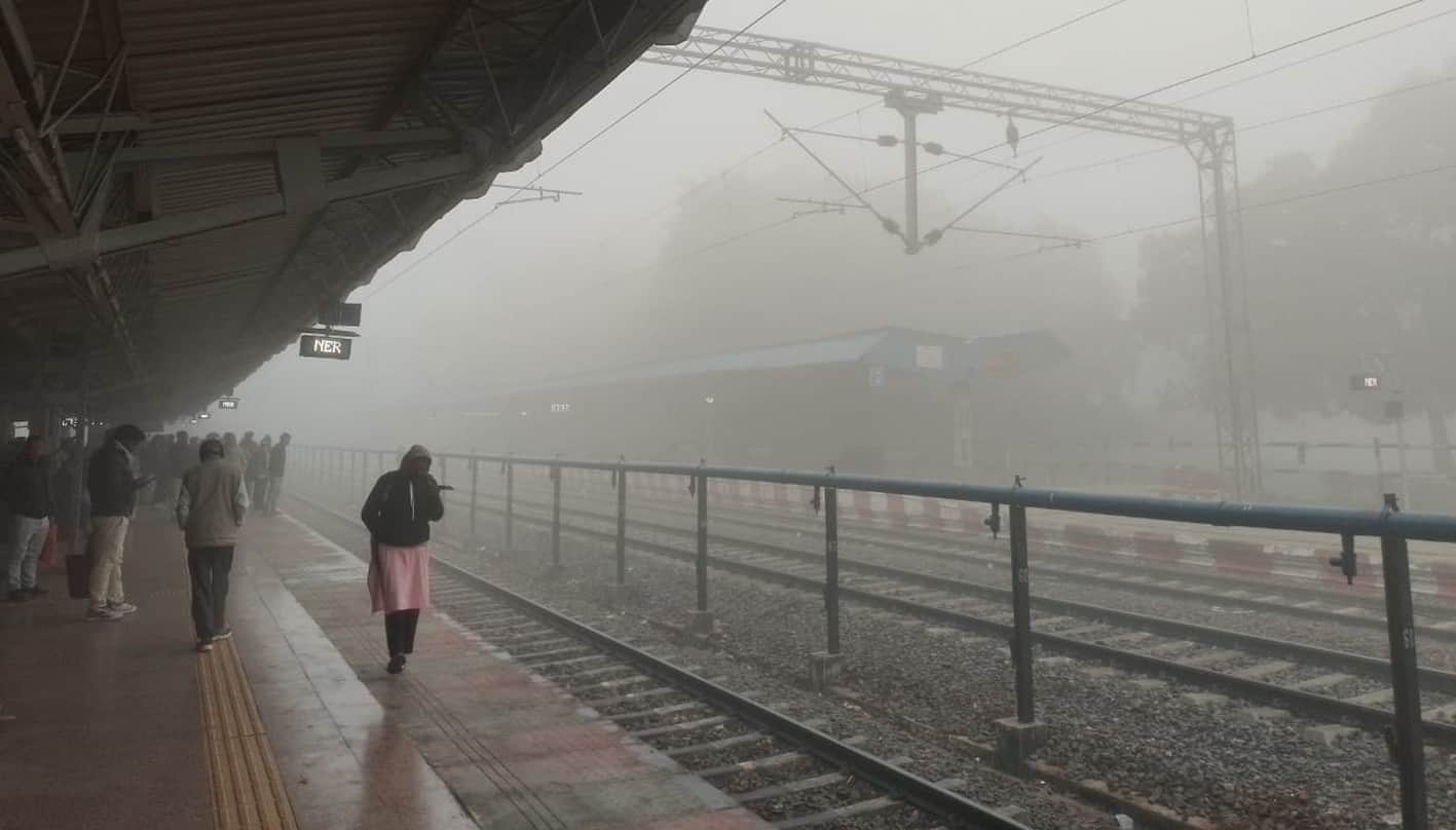 बलरामपुर रेलवे स्टेशन पर कोहरे के बीच ट्रेन का इंतजार करते यात्री। संवाद