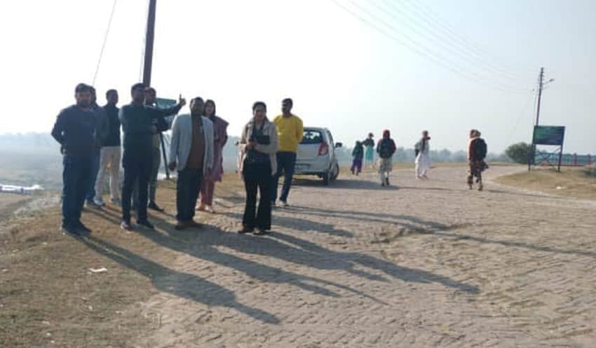 बलरामपुर स्थित चित्तौड़गढ़ जलाशय का निरीक्षण करती लखनऊ पर्यटन विकास की टीम। संवाद