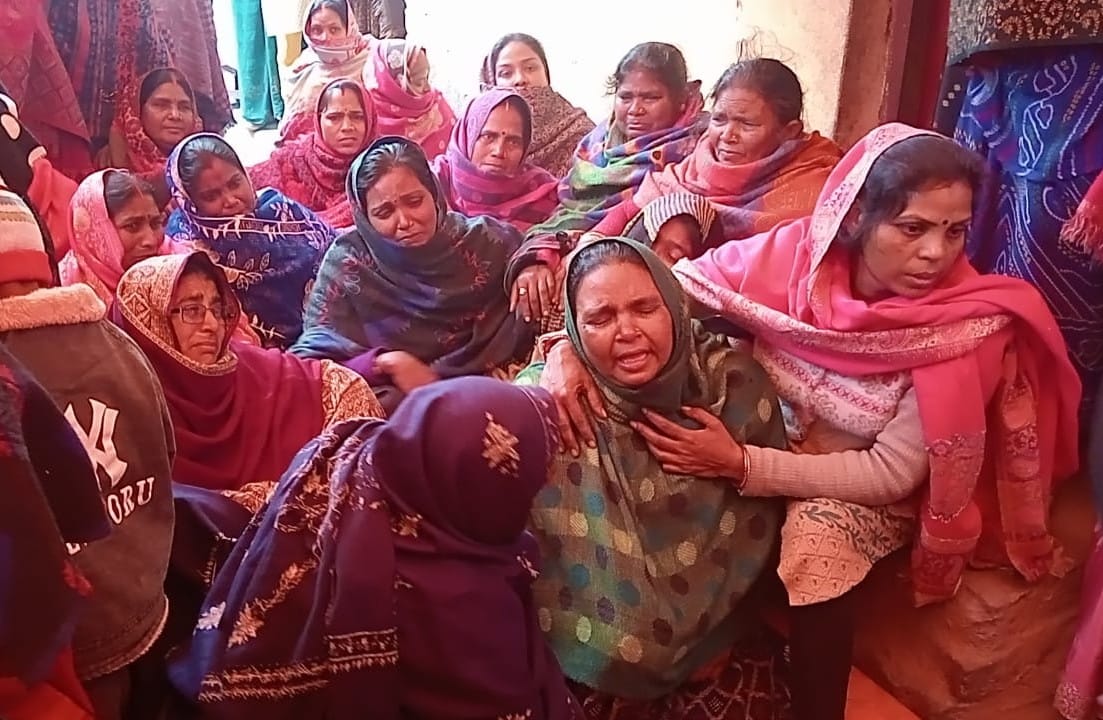 For six hours, the body was placed at the door and a sit-in was held.