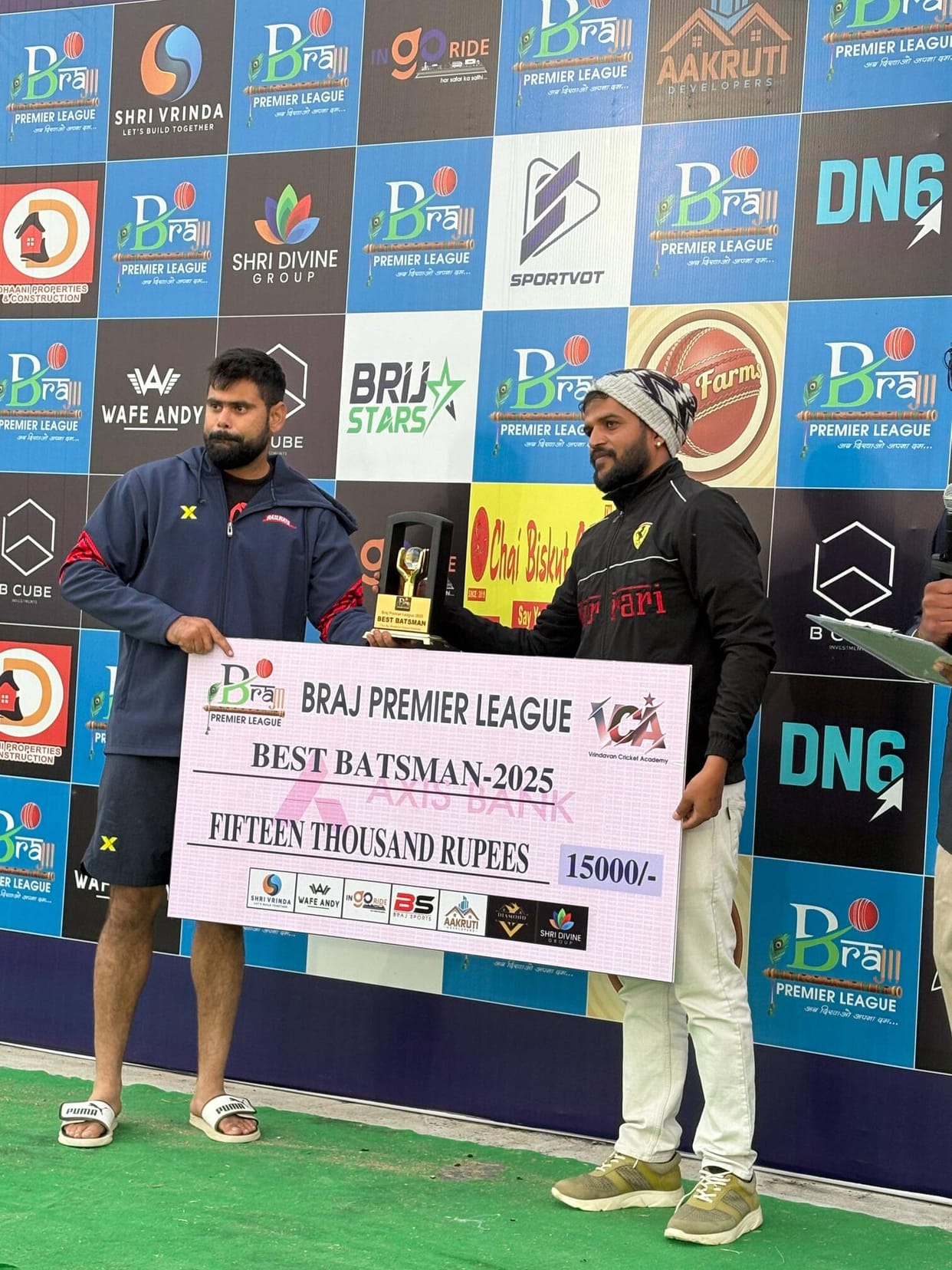 Akshat Pandey receiving the cheque. Dialogue