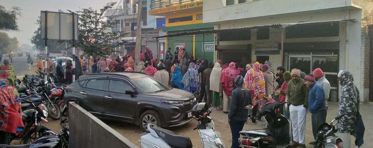 54 PACS societies across the district remained closed, farmers were left wandering for fertilizer due to the strike of 147 employees.