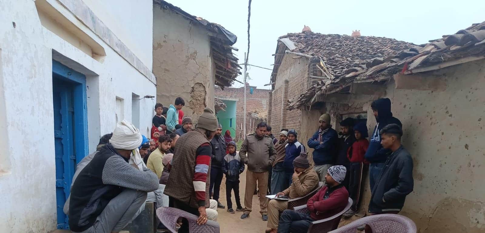 फोटो- 09 घटना स्थल पर पहुंचकर ग्रामीणों के बयान दर्ज करती पुलिस। संवाद