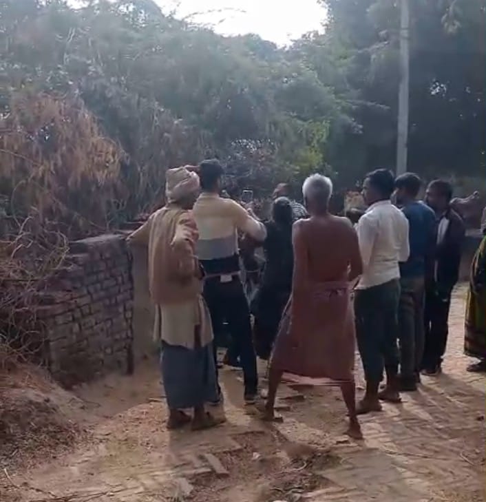 Villagers chased away the team that went to collect electricity bills and tore up records.