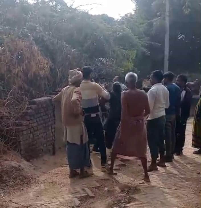 फोटो- 18 बकाया वसूलने पहुंची बिजली विभाग की टीम के पीछे भागते ग्रामीण। स्त्रोत : ग्रामीण