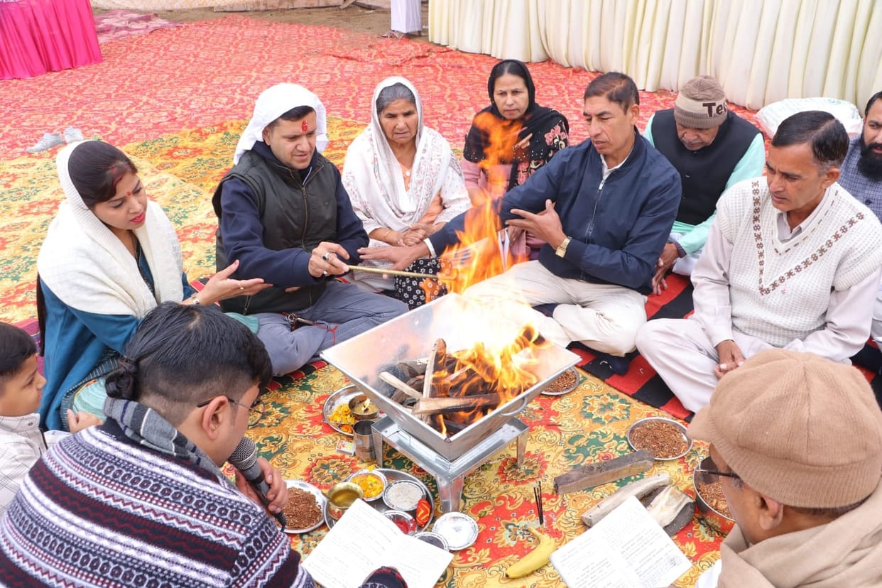 The annual festival of the Jakhoda treatment center began with a Havan Yagna (fire ritual).