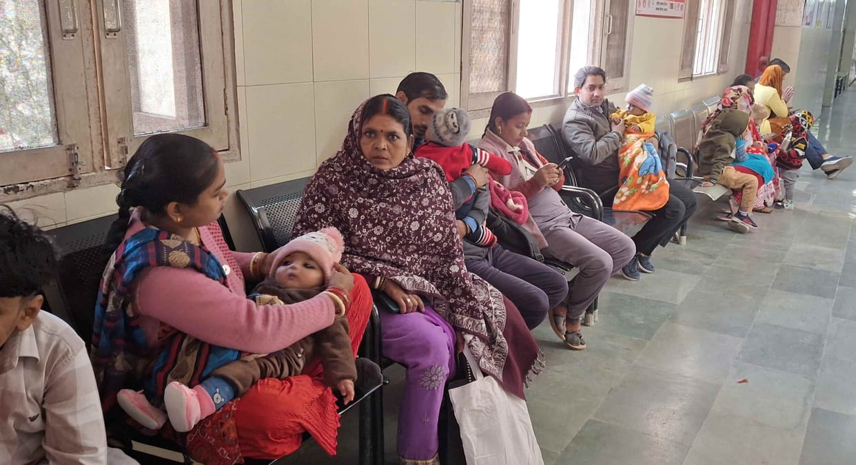 People suffering from skin diseases, sore throats, and swelling are arriving at the hospital.