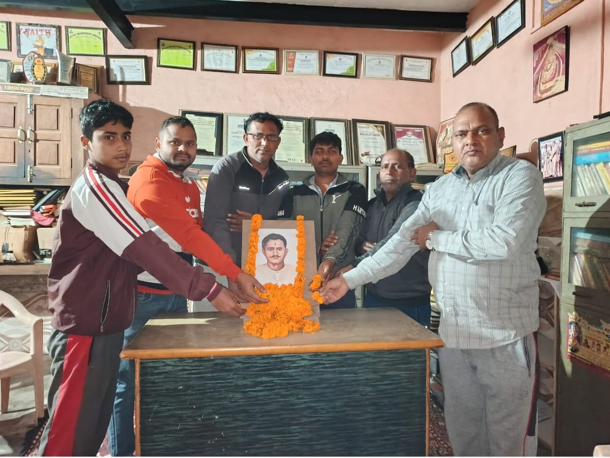 Great revolutionaries were paid tribute at the Lokhit Library.