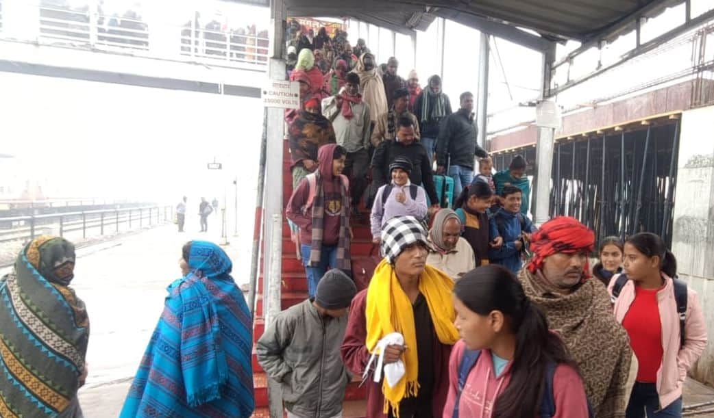 फोटो09कासगंज में रेलवे स्टेशन पर ट्रेन से उतरते यात्री ।संवाद