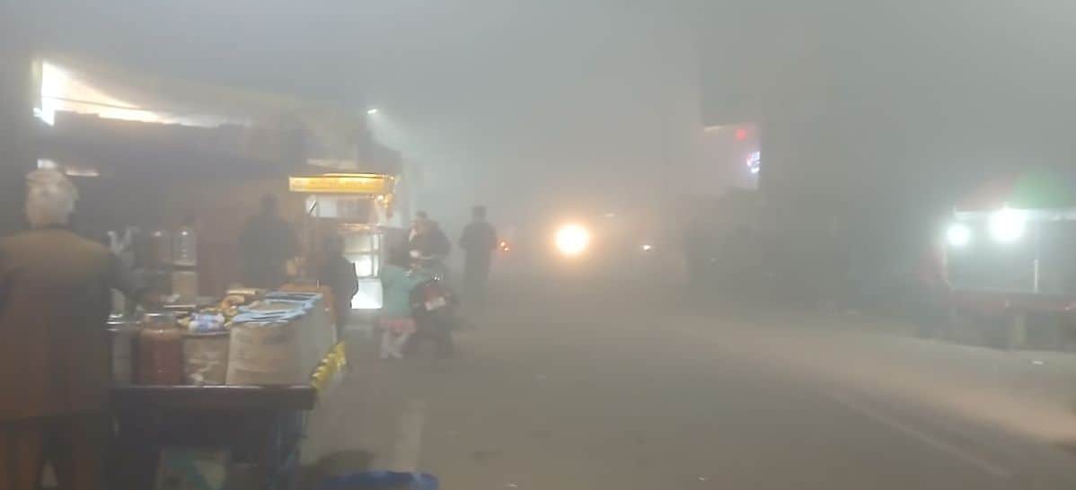 फोटो11कासगंज में रात के समय कोहरा में लाइट जलाकर गुजरते वाहन । संवाद