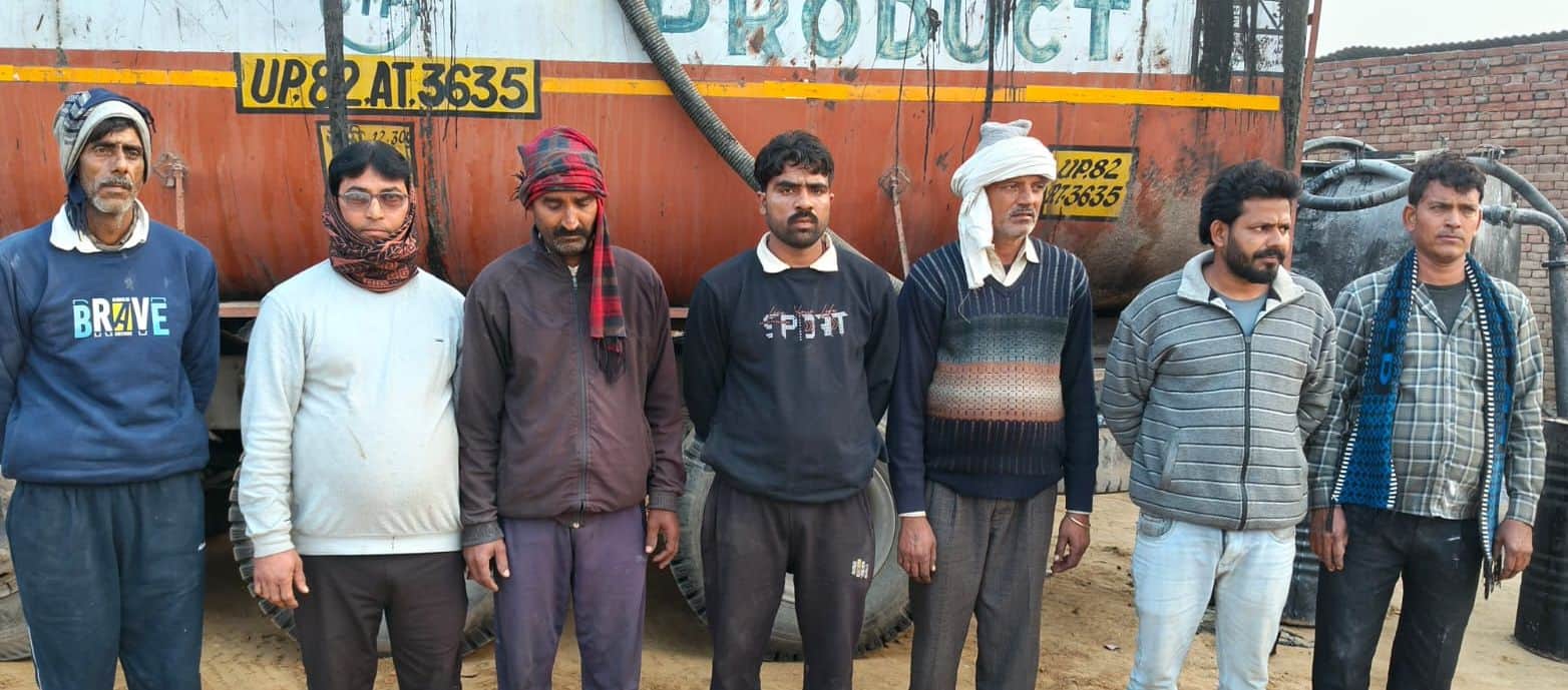 फोटो23कासगंज के अथैया में एसटीएफ टीम की कार्रवाई में  नकली कोलतार फैक्ट्री से पकड़े गए आरोपी।