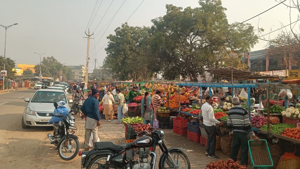 Five years have passed since the survey, but street vendors have not been able to get street vending zones