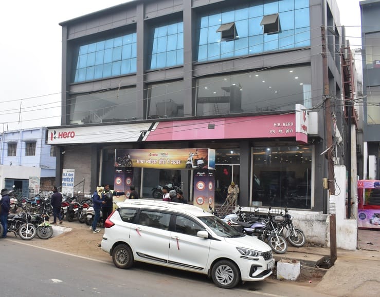 Jewelry worth four crore rupees, one crore in cash, and documents for 18 properties were seized.