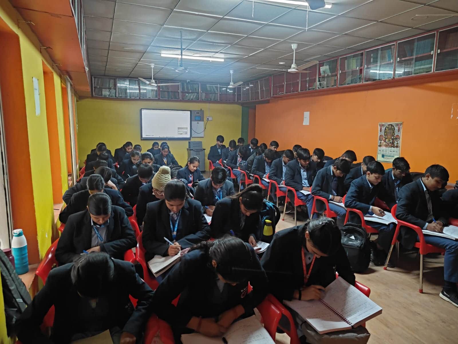 गांव ततारपुर इस्तमुरार स्थित राजकीय आदर्श संस्कृति वरिष्ठ माध्यमिक विद्यालय में पढ़ाई करते विद्