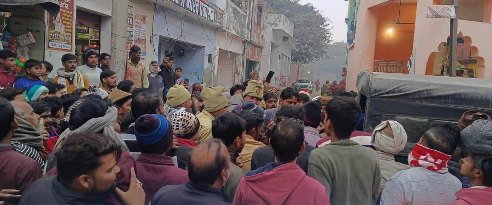 घटना क बाद मौके पर लगी भीड़। संवाद